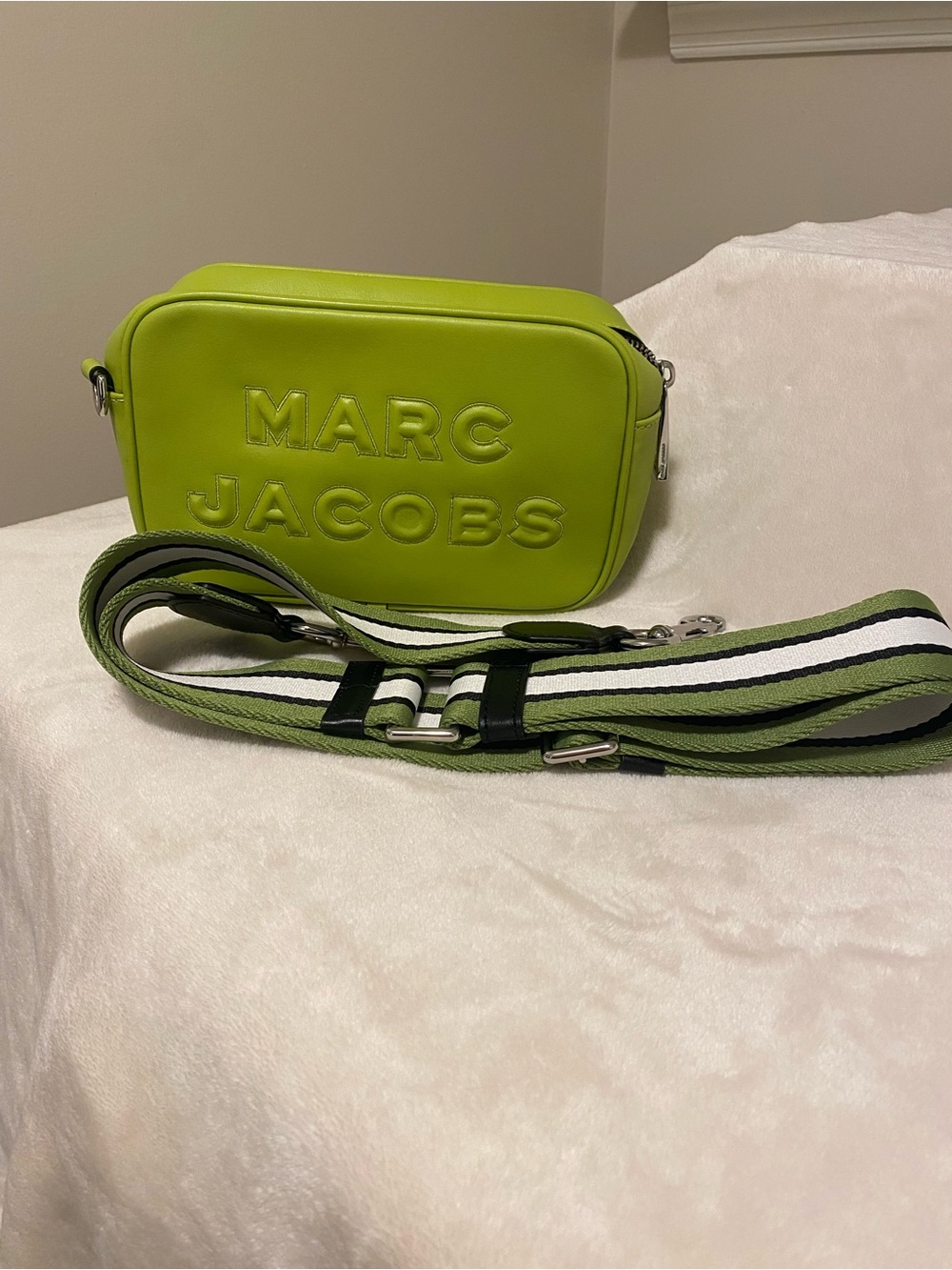 Marc Jacobs Neon Lime Embossed Logo Crossbody Camera Bag - EUC - Picture 2 of 13